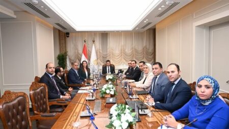 وزير الرياضة يبحث تعزيز سبل التعاون المشترك مع رابطة الدوري الإسباني