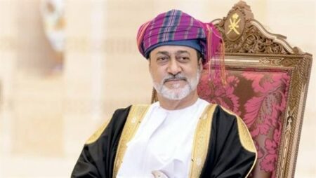 سلطنة عمان تحتفل بيومها الوطني وسط استعراضات عسكرية وموسيقى وطنية