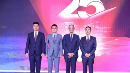 وزير الاتصالات يشهد احتفالية هواوي بمرور 25 عامًا في مصر وزير الاتصالات يشهد احتفالية هواوي بمرور 25 عامًا في مصر