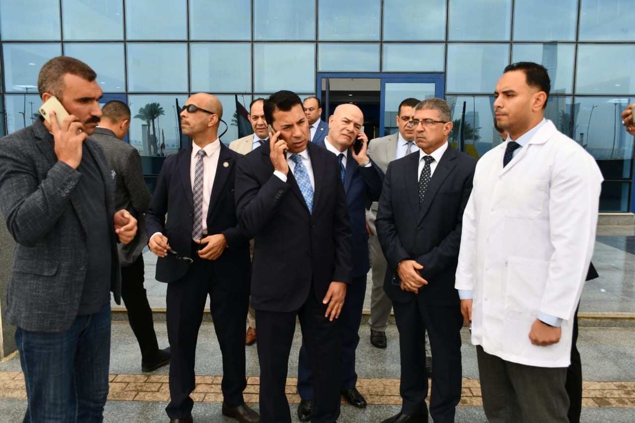 "صبحي" يطمئن على الحالة الصحية لمصابي حادث انقلاب ميني باص بطريق العاصمة الإدارية