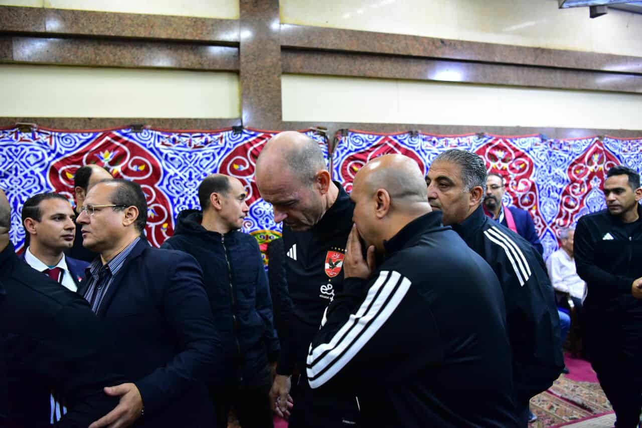 الجهاز الفني للأهلي والزمالك يقدمان واجب العزاء في الراحل محمد صبري.. صور