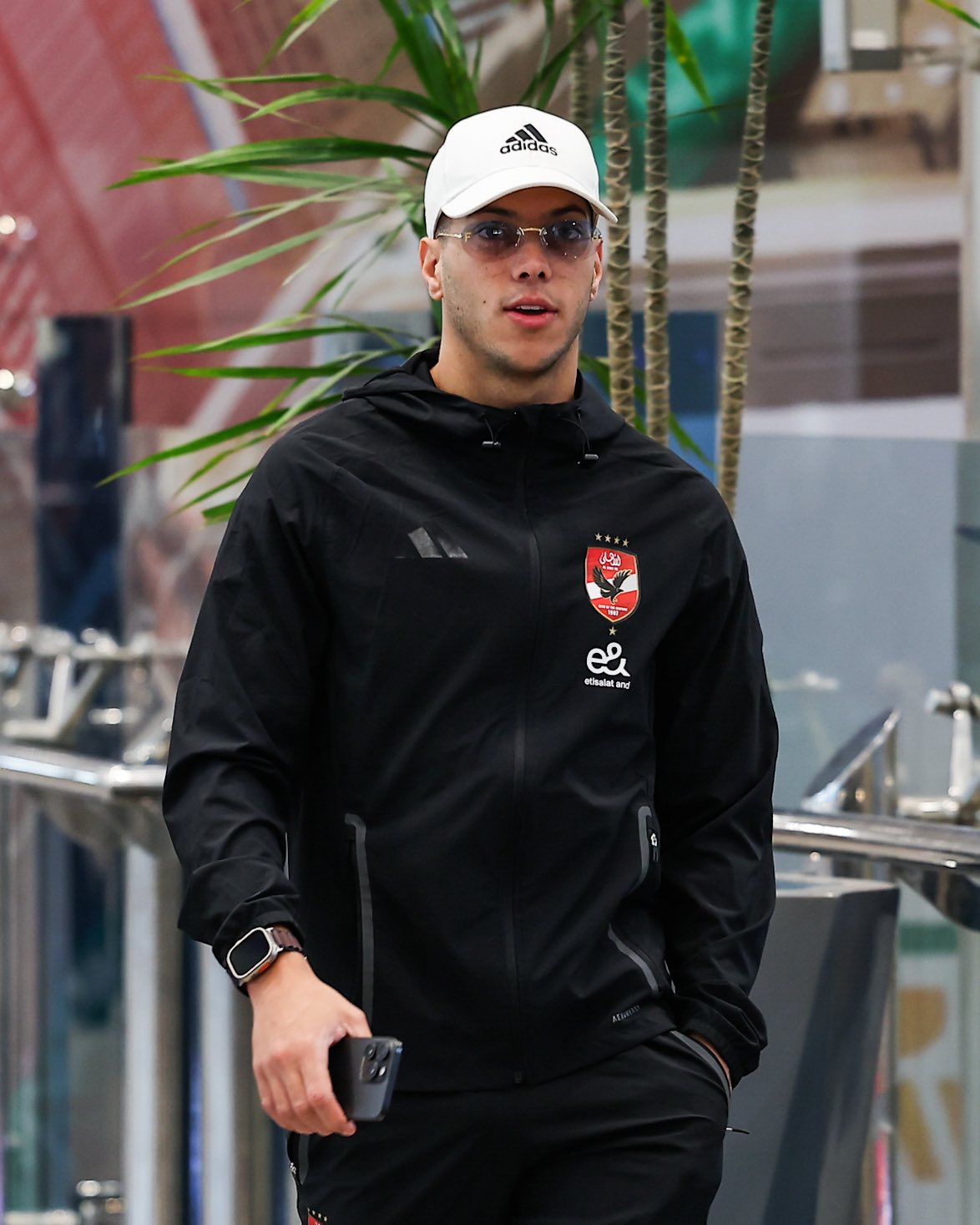 الظهور الأول.. إمام عاشور مع بعثة الأهلي في رحلة الإمارات "صور"