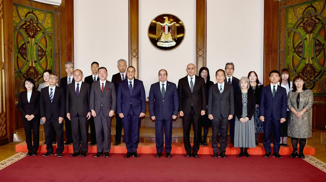 السيسي يجتمع برئيس الحكومة ووزير التربية والتعليم والخبراء اليابانيين المتواجدين في مصر (فيديو) 3 السيسي يجتمع برئيس الحكومة ووزير التربية والتعليم والخبراء اليابانيين المتواجدين في مصر (فيديو)