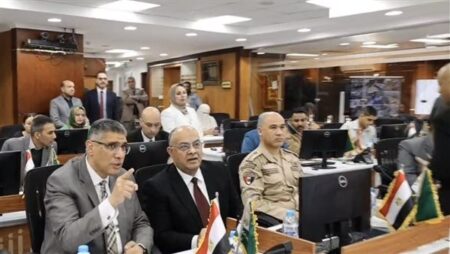 محافظ الجيزة يتابع انتظام فتح اللجان الانتخابية بالدائرة الثامنة "إمبابة والمنيرة الغربية"