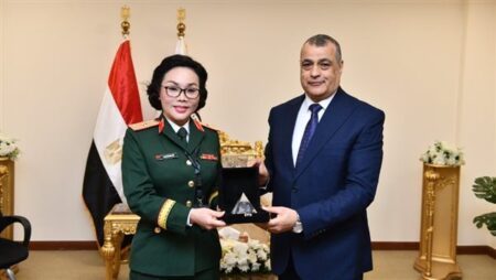 وزير الإنتاج الحربي يستعرض قدرات مصر الدفاعية أمام وفد الدفاع الفيتنامي في EDEX 2025 وزير الإنتاج الحربي يستعرض قدرات مصر الدفاعية أمام وفد الدفاع الفيتنامي في EDEX 2025