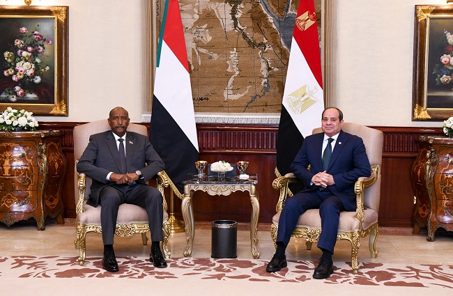 السيسي يؤكد للبرهان دعم مصر الكامل للشعب السوداني لتجاوز المرحلة الدقيقة الراهنة 1 السيسي يؤكد للبرهان دعم مصر الكامل للشعب السوداني لتجاوز المرحلة الدقيقة الراهنة