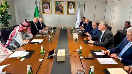 وزير البترول يبحث زيادة فرص الشركات المصرية في أعمال مشروع نيوم بالسعودية وزير البترول يبحث زيادة فرص الشركات المصرية في أعمال مشروع نيوم بالسعودية