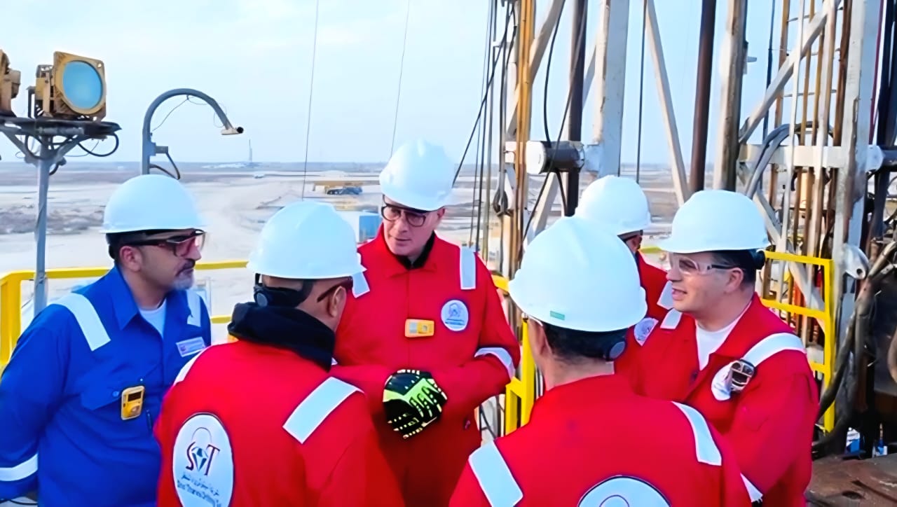 في مستهل زيارة رسمية.. وزير البترول يلتقي العاملين بموقع شركة الحديثة للحفر في الكويت 2 في مستهل زيارة رسمية.. وزير البترول يلتقي العاملين بموقع شركة الحديثة للحفر في الكويت