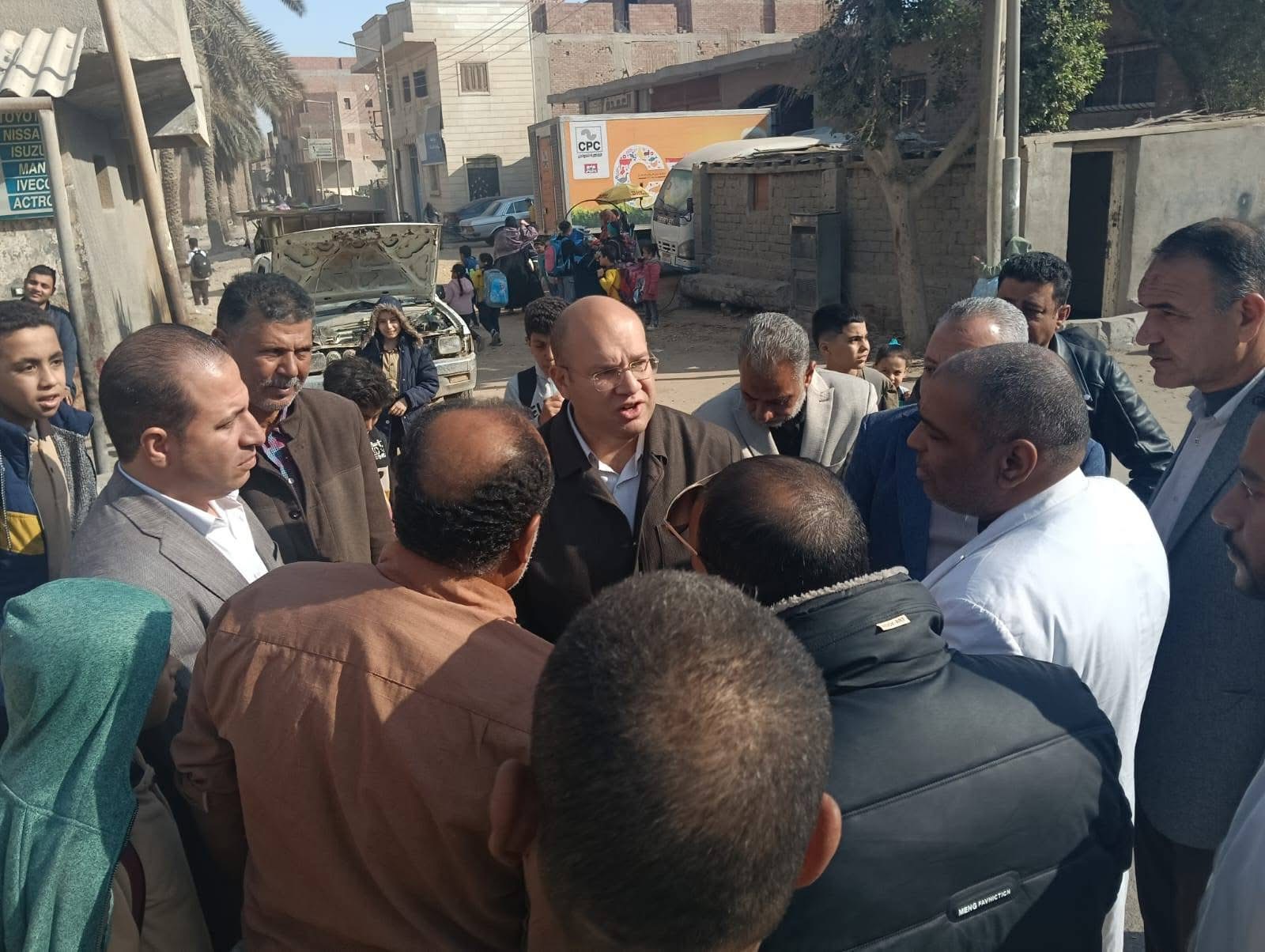 نائب محافظ الجيزة يتفقد أعمال التطوير والرصف بطريق الشيخ صقير.. صور