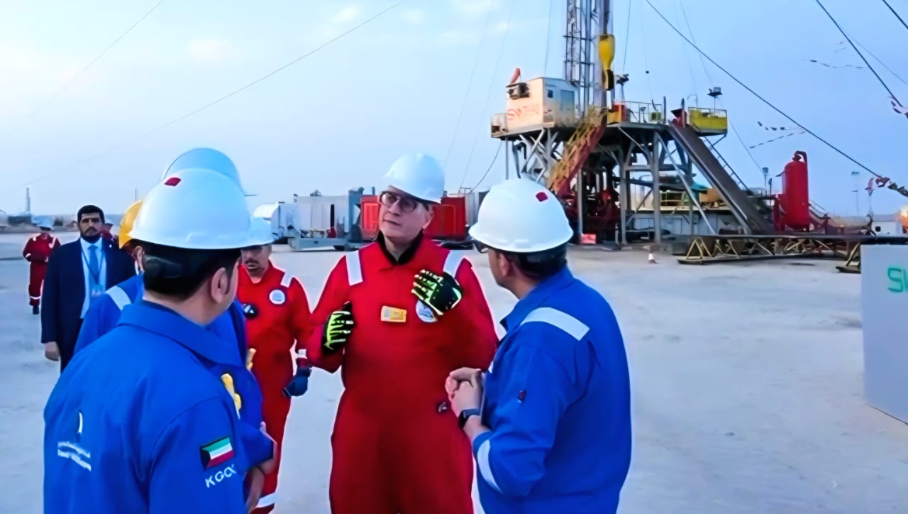 في مستهل زيارة رسمية.. وزير البترول يلتقي العاملين بموقع شركة الحديثة للحفر في الكويت 3 في مستهل زيارة رسمية.. وزير البترول يلتقي العاملين بموقع شركة الحديثة للحفر في الكويت