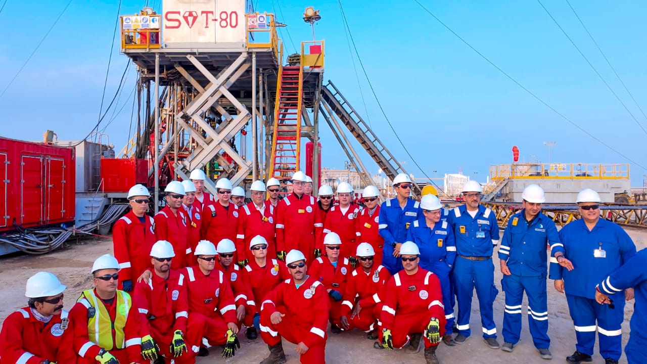 في مستهل زيارة رسمية.. وزير البترول يلتقي العاملين بموقع شركة الحديثة للحفر في الكويت 1 في مستهل زيارة رسمية.. وزير البترول يلتقي العاملين بموقع شركة الحديثة للحفر في الكويت