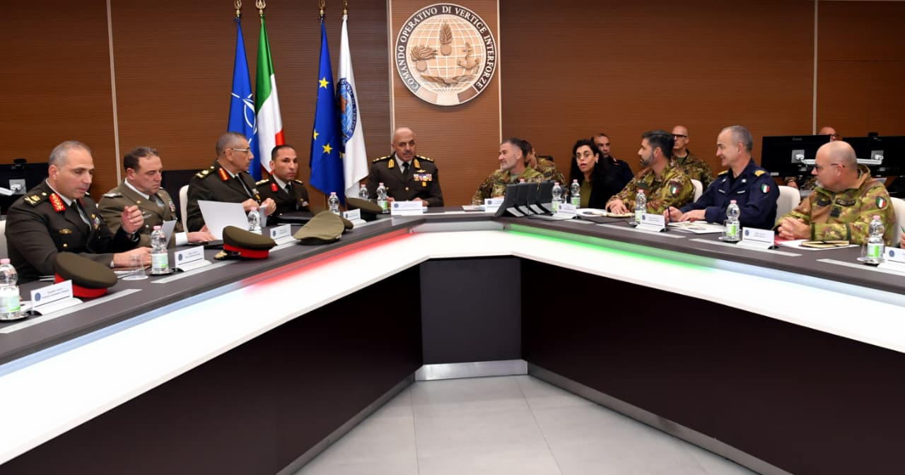 الفريق أحمد خليفة رئيس أركان حرب القوات المسلحة يعود إلى أرض الوطن بعد انتهاء زيارته الرسمية لدولة إيطاليا.. شاهد 1 الفريق أحمد خليفة رئيس أركان حرب القوات المسلحة يعود إلى أرض الوطن بعد انتهاء زيارته الرسمية لدولة إيطاليا.. شاهد