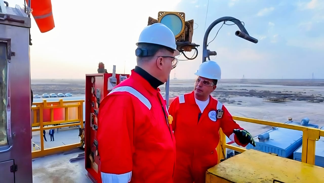 في مستهل زيارة رسمية.. وزير البترول يلتقي العاملين بموقع شركة الحديثة للحفر في الكويت 6 في مستهل زيارة رسمية.. وزير البترول يلتقي العاملين بموقع شركة الحديثة للحفر في الكويت