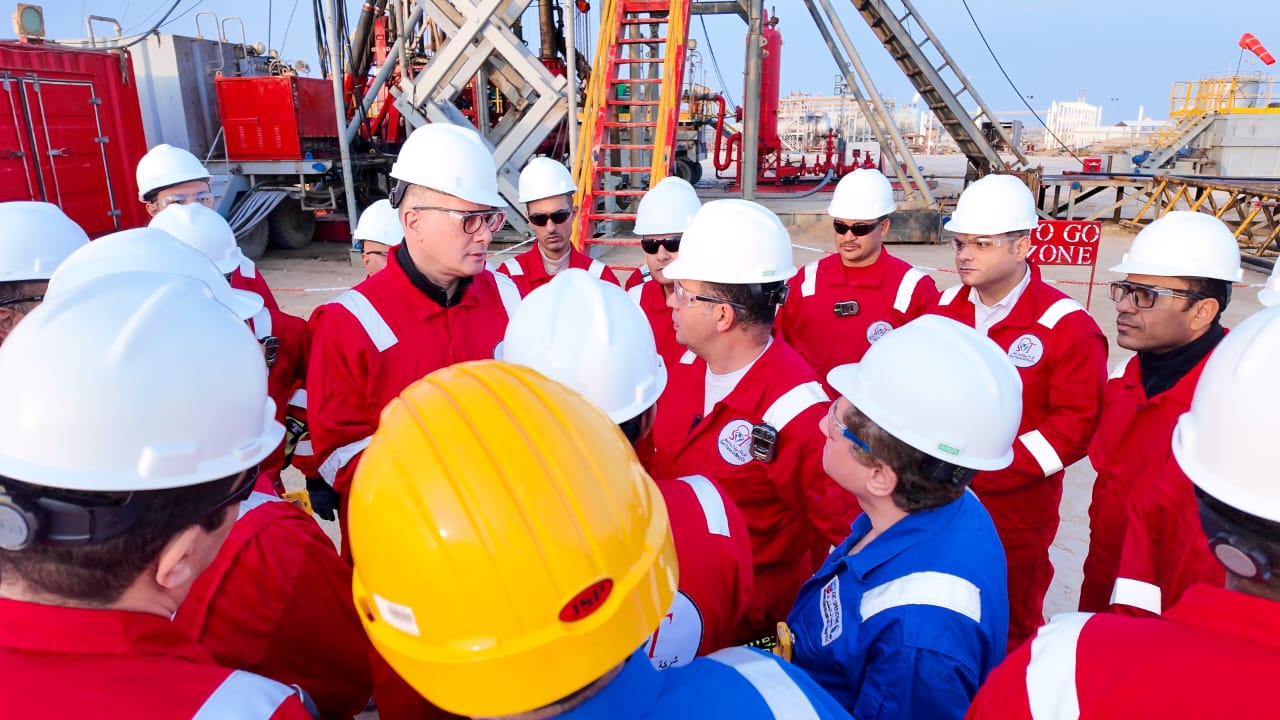 في مستهل زيارة رسمية.. وزير البترول يلتقي العاملين بموقع شركة الحديثة للحفر في الكويت 7 في مستهل زيارة رسمية.. وزير البترول يلتقي العاملين بموقع شركة الحديثة للحفر في الكويت