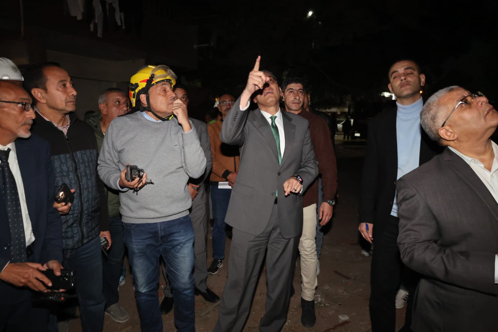 محافظ الجيزة يتفقد موقع حادث ماسورة الغاز في إمبابة 2 محافظ الجيزة يتفقد موقع حادث ماسورة الغاز في إمبابة