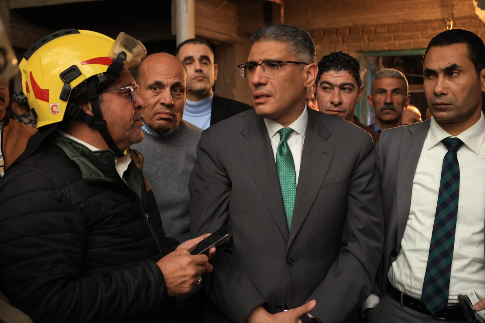 محافظ الجيزة يتفقد موقع حادث ماسورة الغاز في إمبابة 5 محافظ الجيزة يتفقد موقع حادث ماسورة الغاز في إمبابة