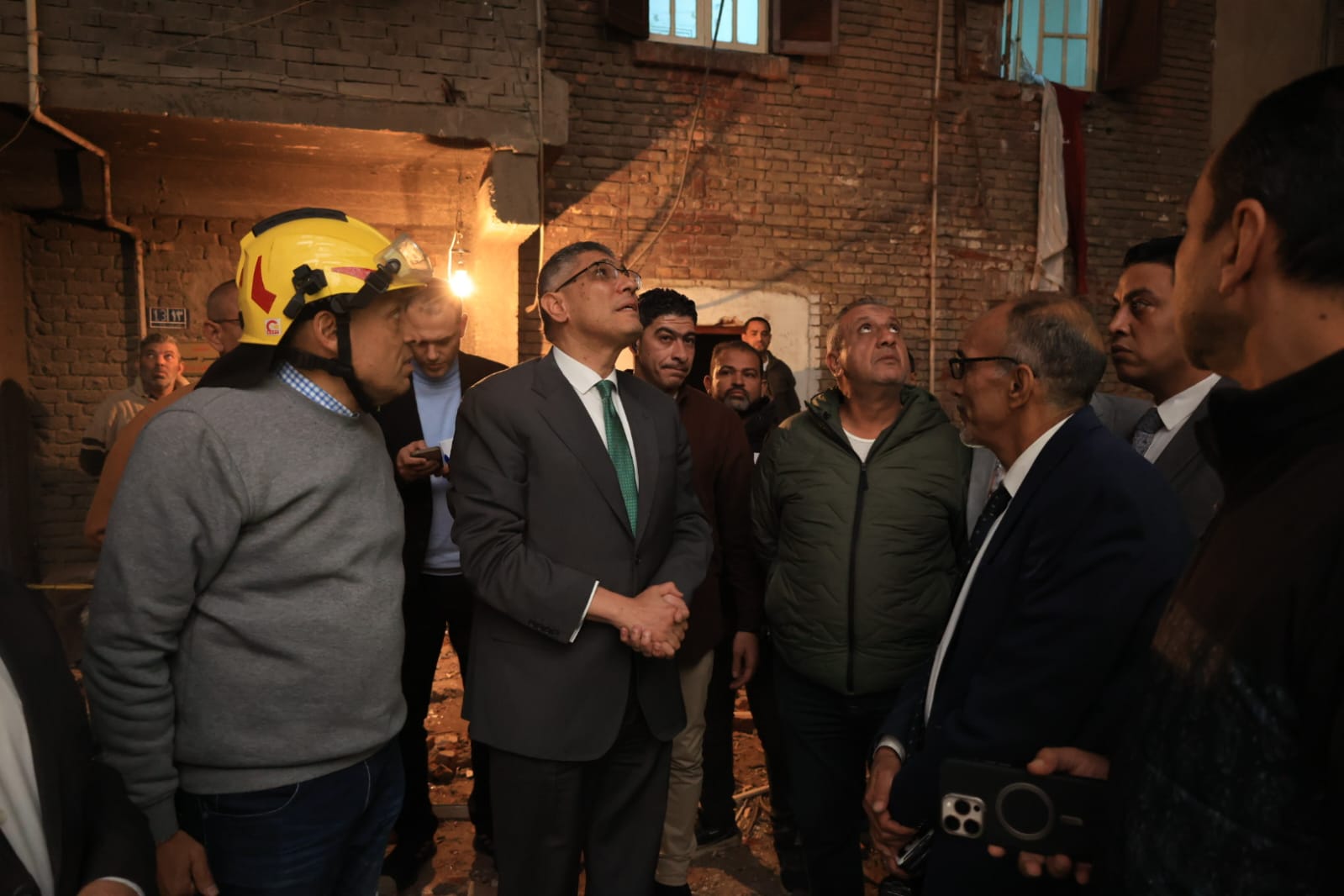 محافظ الجيزة يتفقد موقع حادث ماسورة الغاز في إمبابة 4 محافظ الجيزة يتفقد موقع حادث ماسورة الغاز في إمبابة