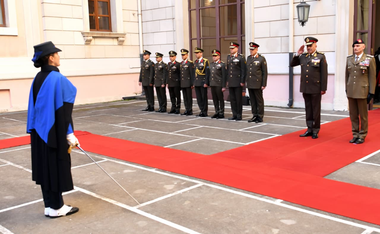 الفريق أحمد خليفة رئيس أركان حرب القوات المسلحة يعود إلى أرض الوطن بعد انتهاء زيارته الرسمية لدولة إيطاليا.. شاهد 5 الفريق أحمد خليفة رئيس أركان حرب القوات المسلحة يعود إلى أرض الوطن بعد انتهاء زيارته الرسمية لدولة إيطاليا.. شاهد