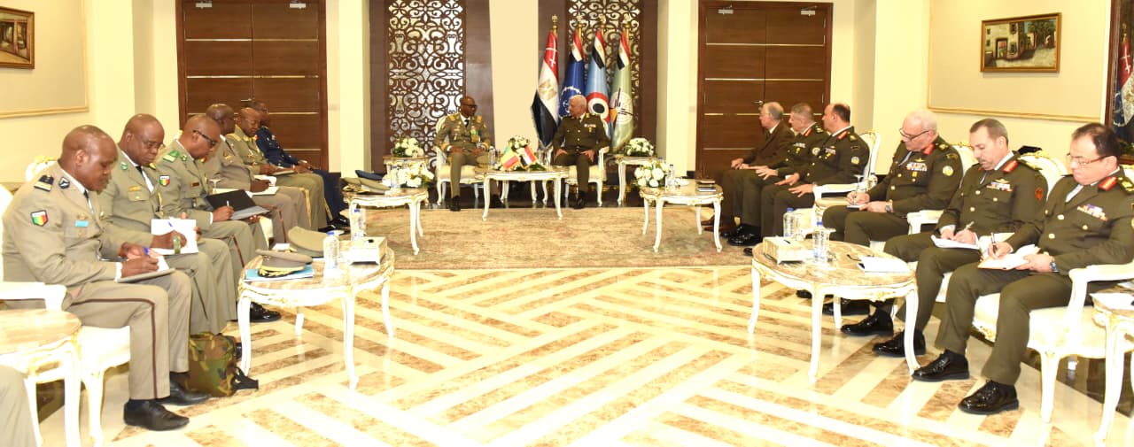 وزير الدفاع ورئيس الأركان يلتقيان عددا من قادة الوفود العسكرية على هامش إيديكس 2025.. صور