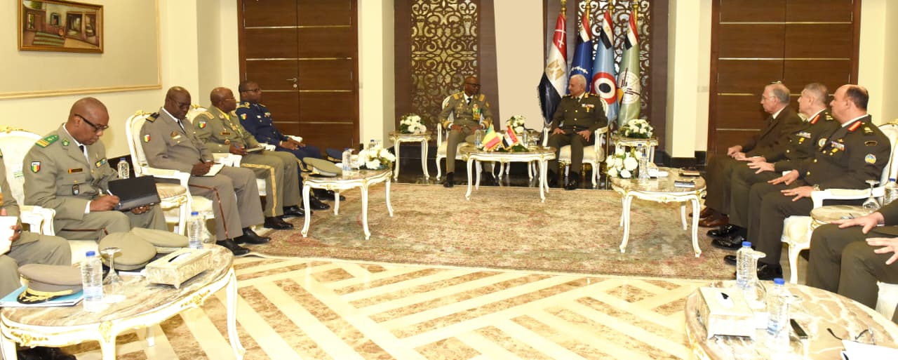 وزير الدفاع ورئيس الأركان يلتقيان عددا من قادة الوفود العسكرية على هامش إيديكس 2025.. صور