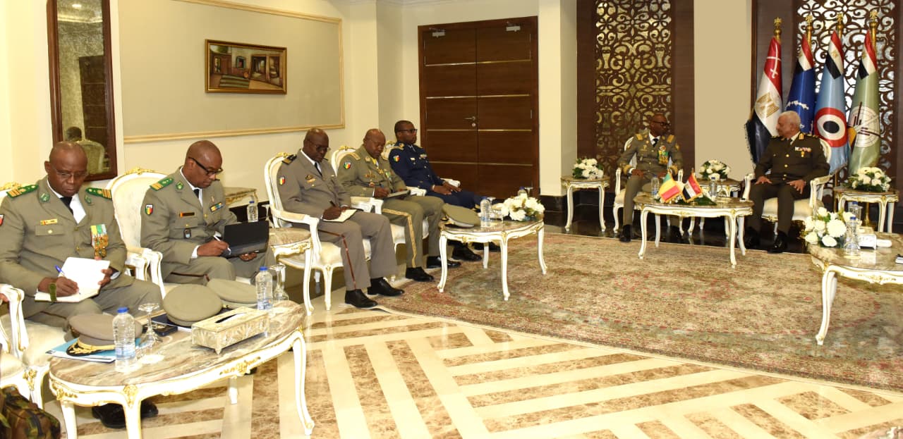 وزير الدفاع ورئيس الأركان يلتقيان عددا من قادة الوفود العسكرية على هامش إيديكس 2025.. صور