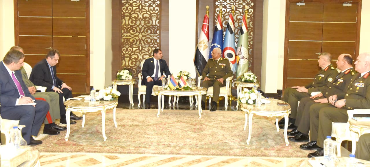 وزير الدفاع ورئيس الأركان يلتقيان عددا من قادة الوفود العسكرية على هامش إيديكس 2025.. صور