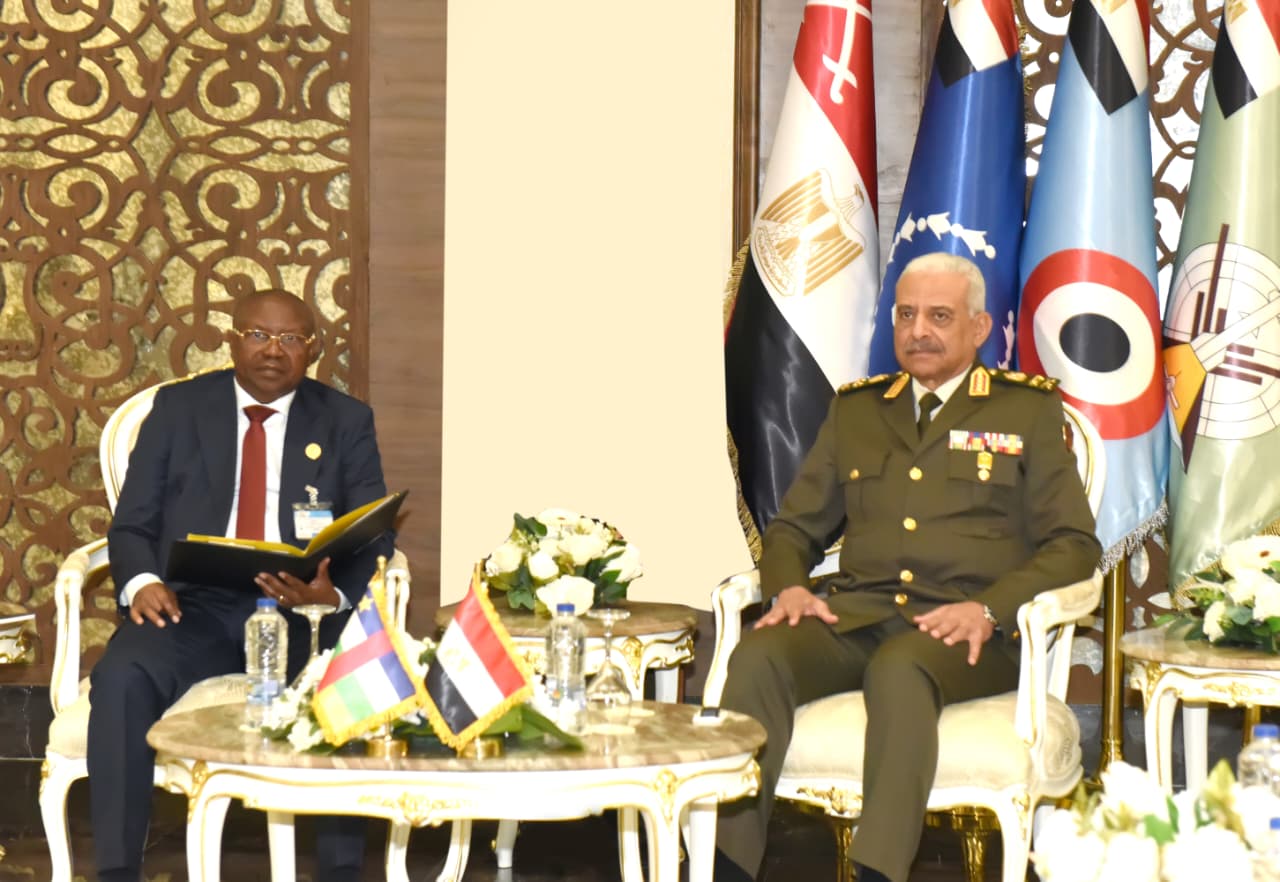 وزير الدفاع ورئيس الأركان يلتقيان عددا من قادة الوفود العسكرية على هامش إيديكس 2025.. صور