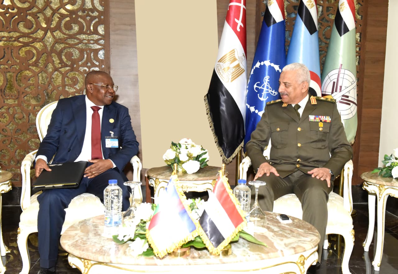 وزير الدفاع ورئيس الأركان يلتقيان عددا من قادة الوفود العسكرية على هامش إيديكس 2025.. صور