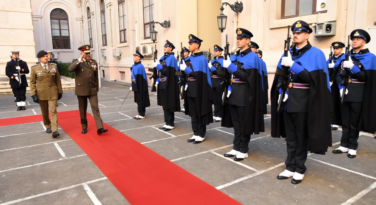 الفريق أحمد خليفة رئيس أركان حرب القوات المسلحة يعود إلى أرض الوطن بعد انتهاء زيارته الرسمية لدولة إيطاليا.. شاهد 4 الفريق أحمد خليفة رئيس أركان حرب القوات المسلحة يعود إلى أرض الوطن بعد انتهاء زيارته الرسمية لدولة إيطاليا.. شاهد