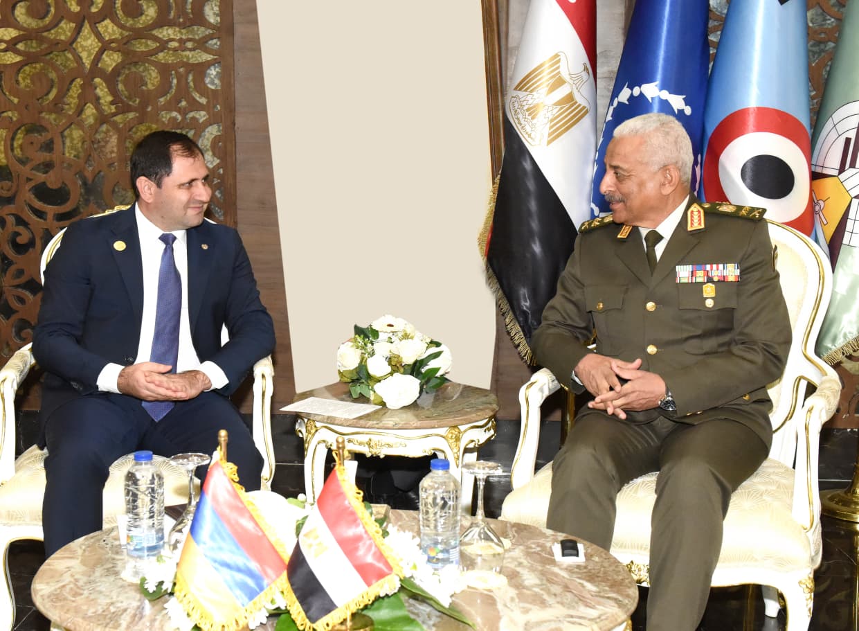 وزير الدفاع ورئيس الأركان يلتقيان عددا من قادة الوفود العسكرية على هامش إيديكس 2025.. صور