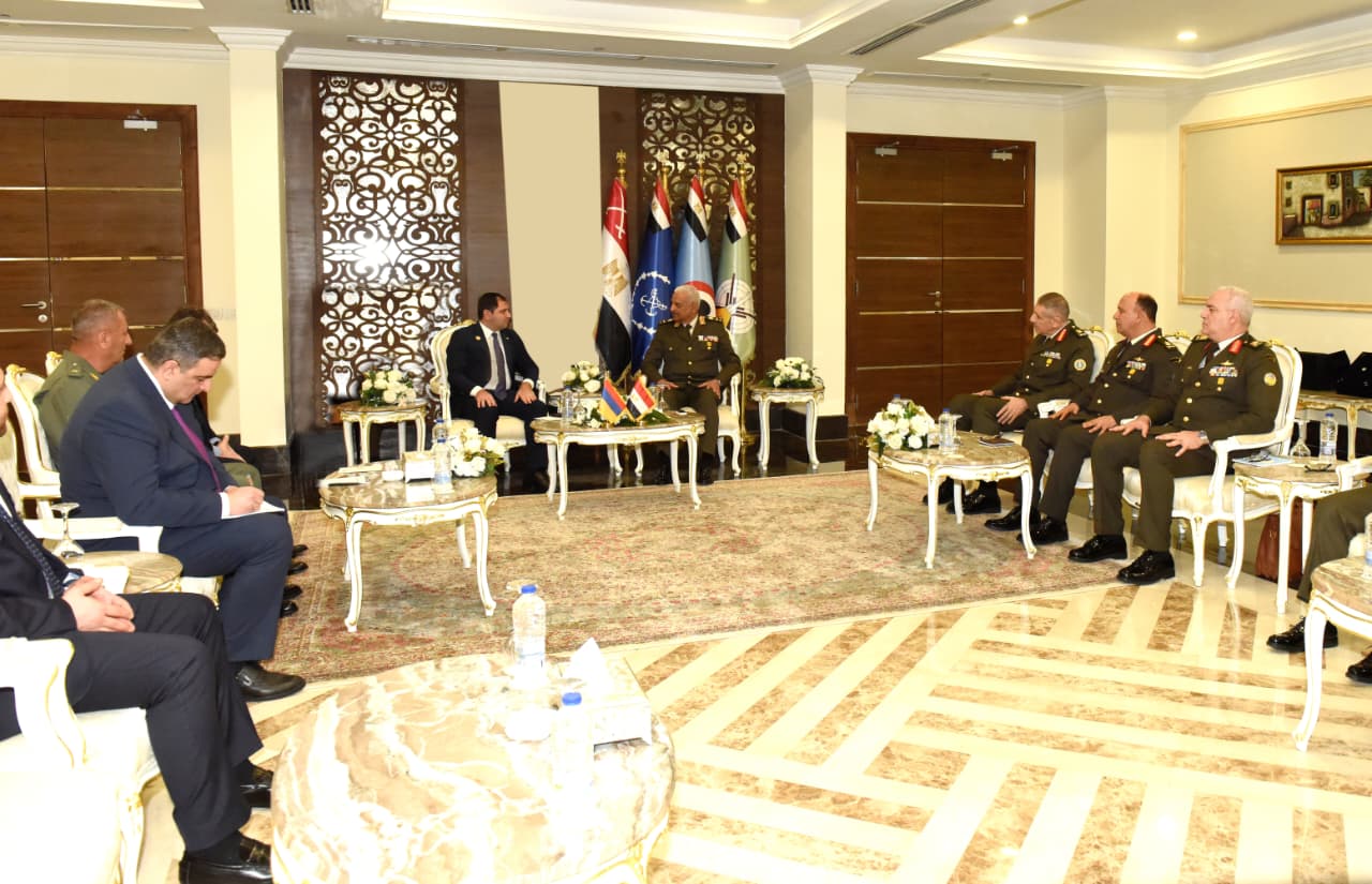 وزير الدفاع ورئيس الأركان يلتقيان عددا من قادة الوفود العسكرية على هامش إيديكس 2025.. صور