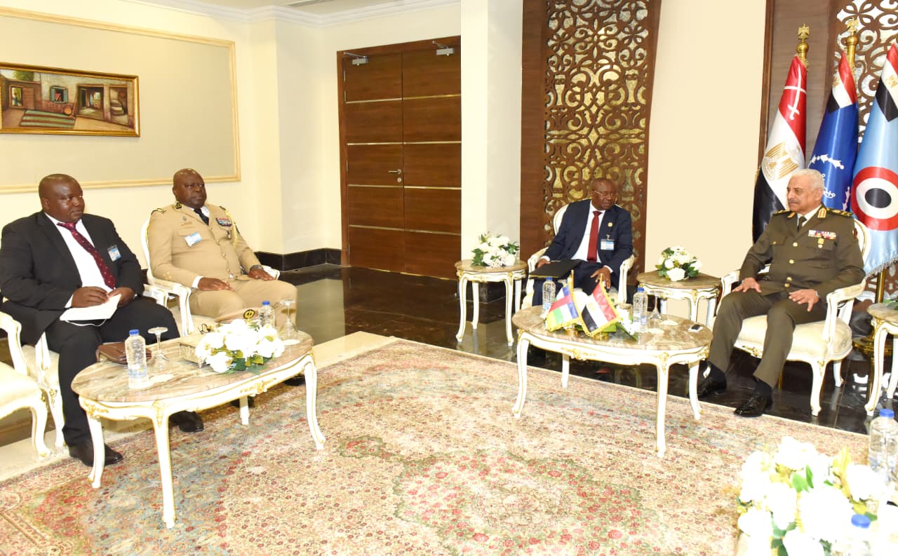 وزير الدفاع ورئيس الأركان يلتقيان عددا من قادة الوفود العسكرية على هامش إيديكس 2025.. صور