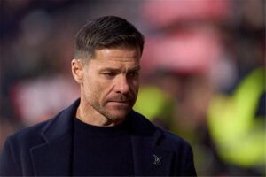 تكهنات متضاربة حول مصير ألونسو.. ومدرب ريال مدريد السابق يلوح في الأفق