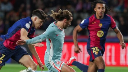 هاجمه ريال مدريد.. حكم مباراة برشلونة وأتلتيكو مدريد في الدوري الإسباني هاجمه ريال مدريد.. حكم مباراة برشلونة وأتلتيكو مدريد في الدوري الإسباني