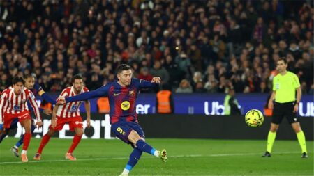 فيديو | بطريقة غريبة.. ليفاندوفسكي يهدر ضربة جزاء لـ برشلونة أمام أتلتيكو مدريد