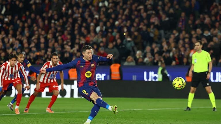 فيديو | بطريقة غريبة.. ليفاندوفسكي يهدر ضربة جزاء لـ برشلونة أمام أتلتيكو مدريد