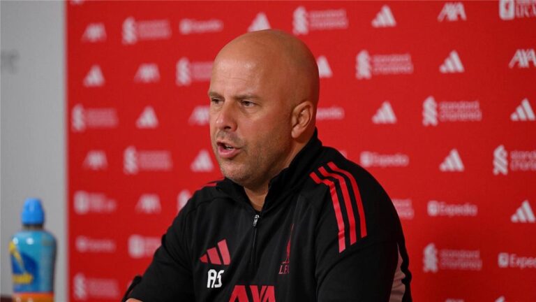 سلوت يستعيد لاعب ليفربول أمام ليدز يونايتد.. ويقارن بين إيزاك وهالاند