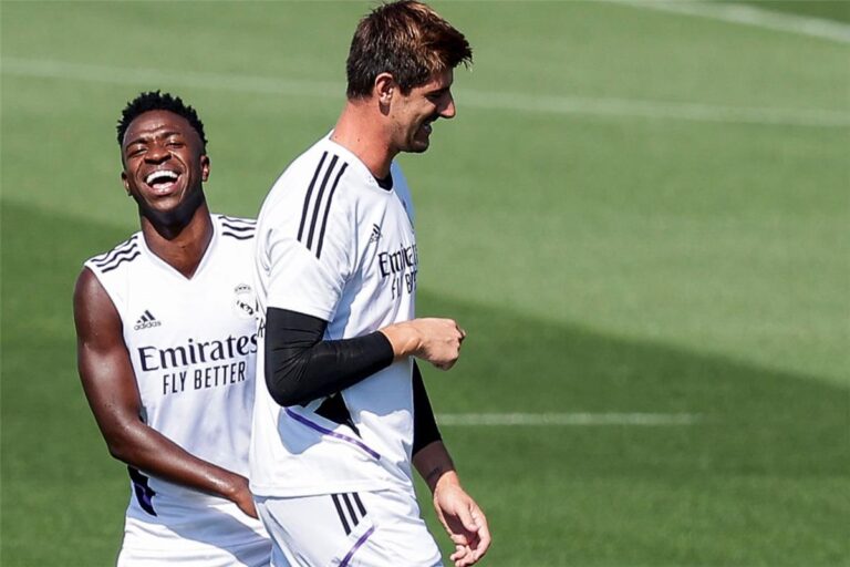 كورتوا عن الإهانات ضد فينيسيوس: نحن لسنا آلات.. وانظروا ما حدث للاعب برشلونة