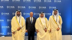 وزير الخارجية يلتقي وزراء المالية والتجارة والصناعة والمواصلات في دولة قطر