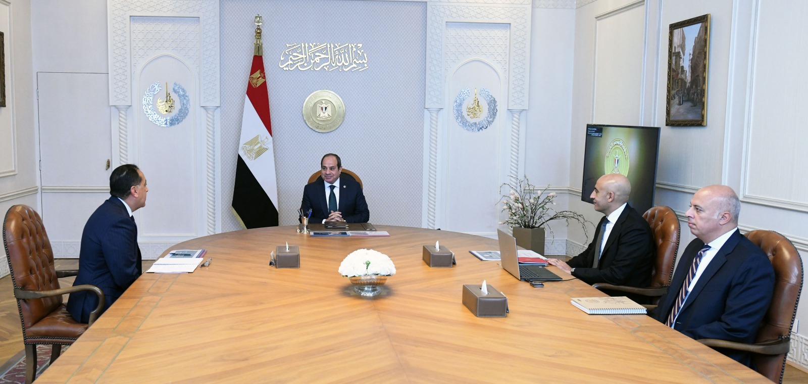 السيسي يجتمع برئيس الحكومة ووزير التربية والتعليم والخبراء اليابانيين المتواجدين في مصر (فيديو) 4 السيسي يجتمع برئيس الحكومة ووزير التربية والتعليم والخبراء اليابانيين المتواجدين في مصر (فيديو)