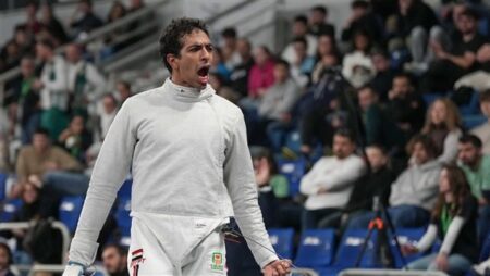 أحمد هشام يحرز الميدالية البرونزية في بطولة الجائزة الكبرى لسلاح السيف في فرنسا أحمد هشام يحرز الميدالية البرونزية في بطولة الجائزة الكبرى لسلاح السيف في فرنسا