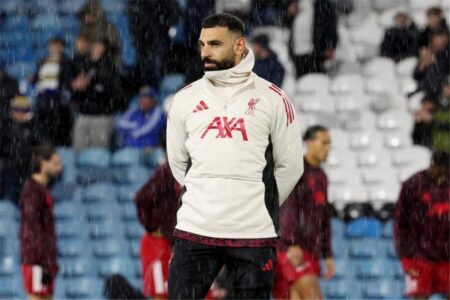 صحفي إنجليزي يدافع عن محمد صلاح: يستحق معاملة أفضل من ليفربول.. ولن يرحل وحيدًا صحفي إنجليزي يدافع عن محمد صلاح: يستحق معاملة أفضل من ليفربول.. ولن يرحل وحيدًا