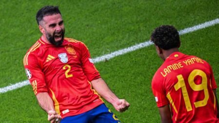 مدرب إسبانيا يحسم الجدل بشأن أزمة يامال وكارفاخال مدرب إسبانيا يحسم الجدل بشأن أزمة يامال وكارفاخال