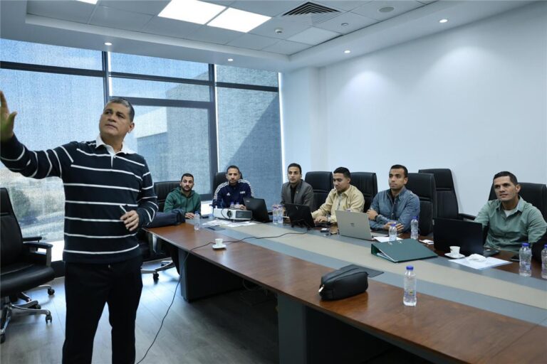 أوسكار رويز يُجري اختبارات بدنية وقياسية للحكام قبل استئناف الدوري