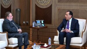 رئيس الوزراء يلتقي محافظ البنك المركزي لمتابعة جهود التنسيق المشترك في عدد من الملفات الاقتصادية