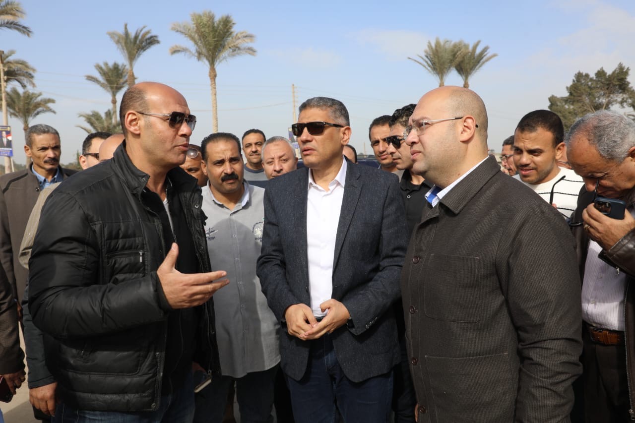 محافظ الجيزة يتابع سير العمل بموقف السرفيس الحضاري بالصف