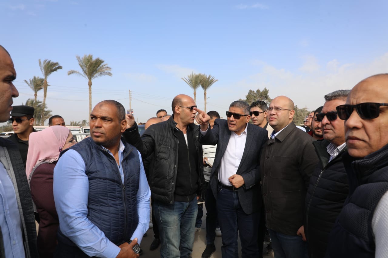 محافظ الجيزة يتابع سير العمل بموقف السرفيس الحضاري بالصف