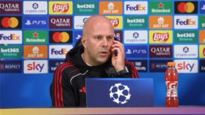 أحبه مثل باقي اللاعبين.. سلوت يوضح أسباب جلوس محمد صلاح على دكة البدلاء