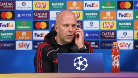 أحبه مثل باقي اللاعبين.. سلوت يوضح أسباب جلوس محمد صلاح على دكة البدلاء أحبه مثل باقي اللاعبين.. سلوت يوضح أسباب جلوس محمد صلاح على دكة البدلاء