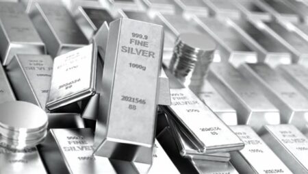 الفضة تتخطى 60 دولارا للأوقية لأول مرة في تاريخها وسط شح الإمدادات